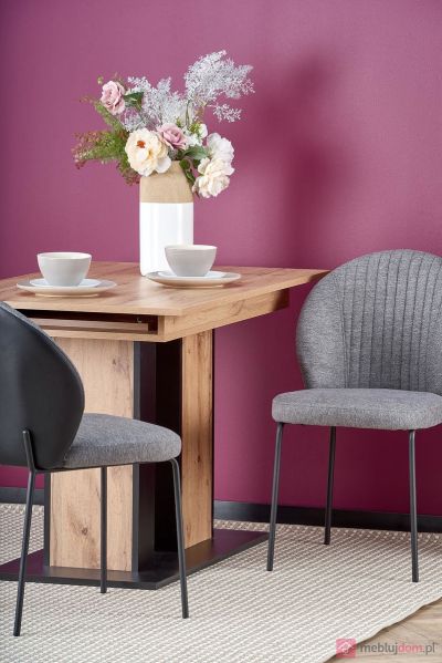 Разтегателна трапезна маса DOLOMIT – дъб вотан и черно с механизъм за разтягане, устойчиво ПДЧ и стилен дизайн за модерна трапезария