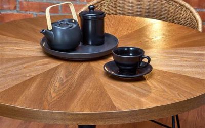 Кръгла трапезна маса CARMELO – орех и черно, Ø100 см, стабилна метална основа и изчистен дизайн за уютна трапезария