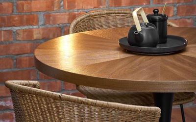 Кръгла трапезна маса CARMELO – орех и черно, Ø100 см, стабилна метална основа и изчистен дизайн за уютна трапезария